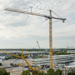 Grue mobile ou grue à tour : laquelle choisir pour votre chantier ?